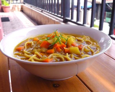 Japanische Gemüse Curry Suppe mit Nudeln