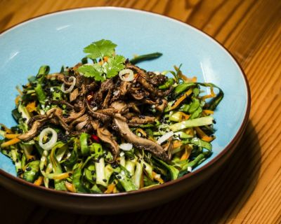 Asiatischer Spitzkraut-Salat mit knusprigen Austernpilzstreifen