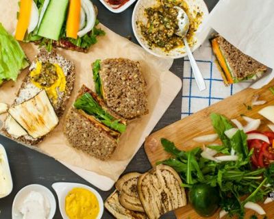 Vegane Sandwiches mit herzhaftem Pesto und frischem Gemüse