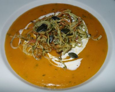 Kürbissuppe mit knusprigen Kartoffeln