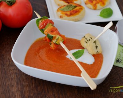 Vegane Tomatensuppe mit mediterranem Gemüsespieß