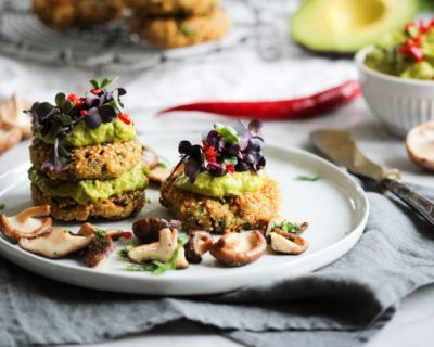 Quinoa-Buletten mit Guacamole & gebratenen Shiitake