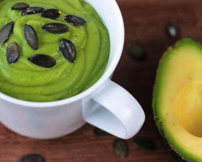 Cremige Avocadosuppe mit Koriander