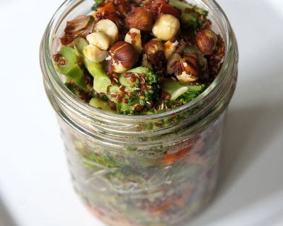 Lauwarmer Quinoa Salat mit Senfdressing