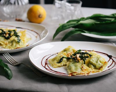 Bärlauchravioli mit Zitronenöl, Walnüssen und Bärlauchheu