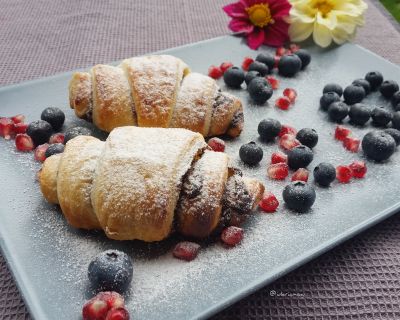 Kipferl gefüllt mit Schokolade und Zitronen-Kokoscreme