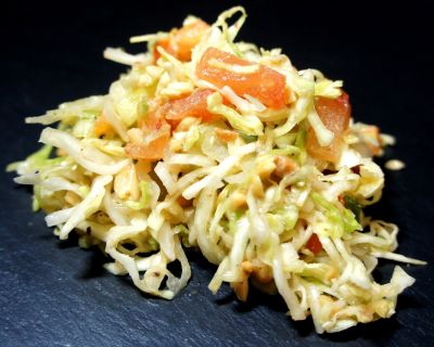 Spitzkohl-Erdnuss-Salat