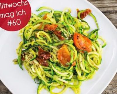 Zucchinispaghetti mit Tomaten & Sesam