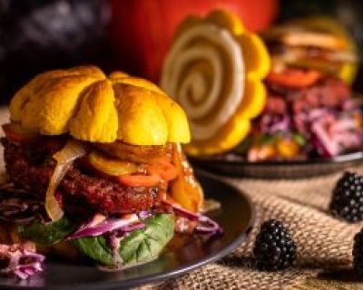 Vegane Herbstburger – fleischiger Patty mit Cole Slaw und Kürbis Bun