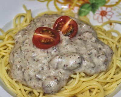 Vegane Spaghetti Carbonara mit Cashew-Käsesauce und Rauchmandeln