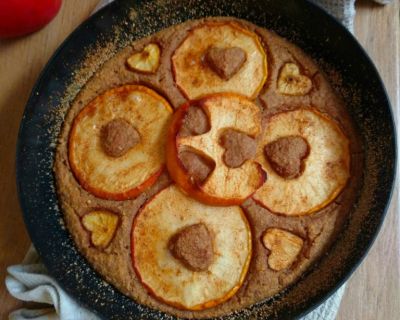 Mehr als Müsli: Veganer Ofenpfannkuchen mit Äpfeln und Fünfkornflocken.