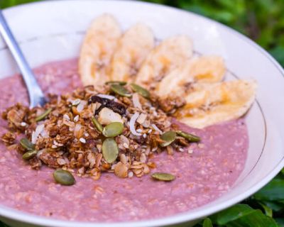 Veganes Porridge Rezept mit Beeren – einfach, lecker & gesund