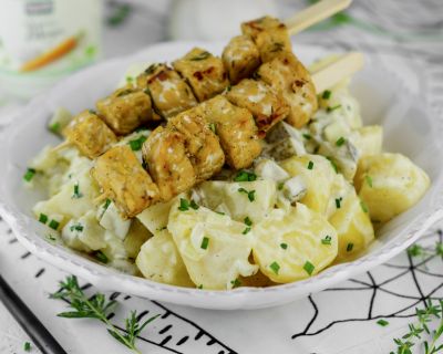 Veganer Kartoffelsalat mit Tempeh-Spießen