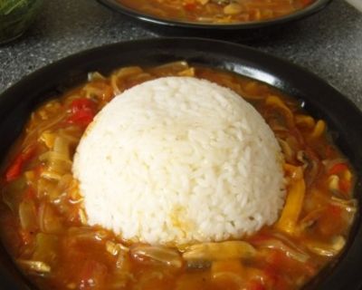 Zwiebel-Paprika-Gulasch mit Reis