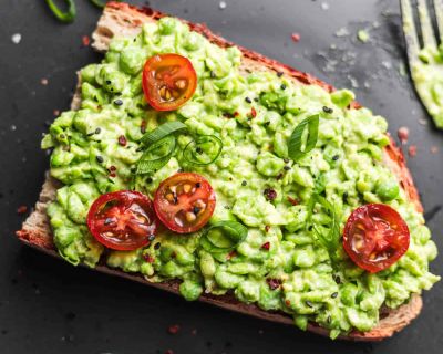 Erbsen Toast mit Tahin