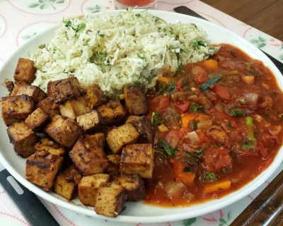 Blumenkohlreis, Tomatensoße und fast-food Tofu