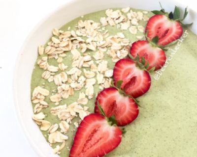 Smoothie Bowl mit Haferflocken und Spinat