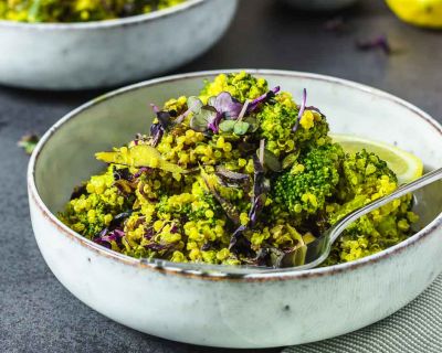 Quinoa-Curry Salat mit Brokkoli
