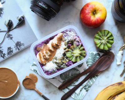 Schnelles Açai-Müsli für Unterwegs und im Büro