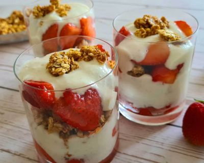 Erdbeeren-Vanille-Dessert mit Haferflocken-Krokant — ganz einfach