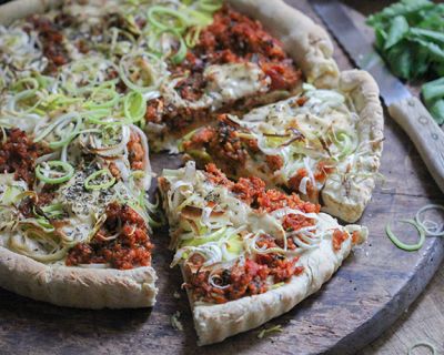 Knusper-Focaccia mit Lauch und Grünkernbolognese