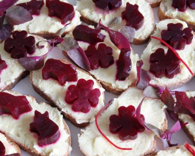 Crostini mit Randen und Knobli-Kartoffelcreme