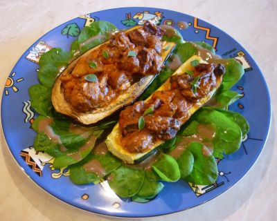 Gefüllte Zucchini und Aubergine auf einem Spinatbett