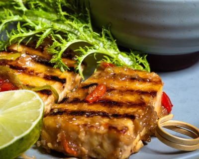 Doppelt gegrillter Tempeh – gebraten in Chilisauce