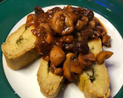 Kartoffel-Kräuter-Rolle mit Maronen-Champignon-Gemüse (vegan)