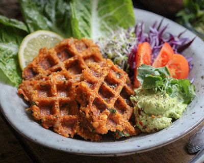 Veggie Bowl mit Quinoa-Linsen-Waffeln & Guacamole