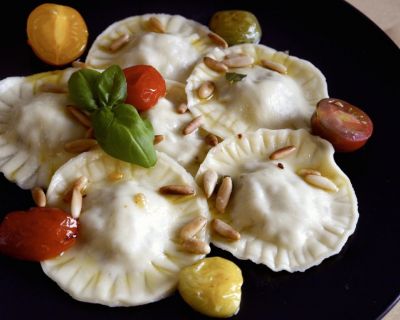 Ravioli mit Pilzfüllung, Salbeibutter & gerösteten Pinienkernen