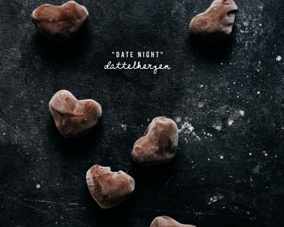 „Date Night“ Dattelherzen mit Schokoüberzug