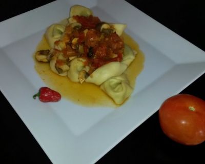 Tortellini mit Tomaten-Champignon-Soße