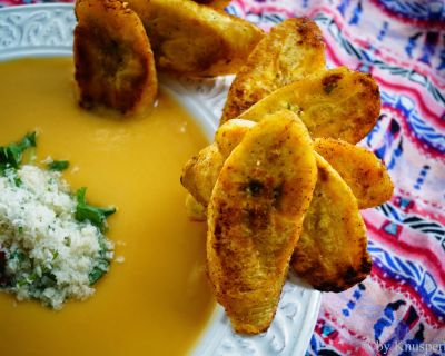 Zitronige Süsskartoffelsuppe mit Kokoschutney und pikanter Kochbanane