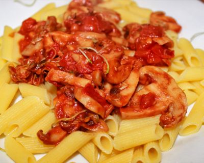 Glutenfreie Maisnudeln mit Tomate-Champignon-Soße