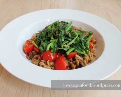 Würzige Dinkel-Spirelli mit Spinat und Tomaten