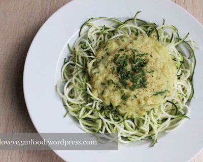 Vegane Alfredo-Blumenkohl Soße mit Zucchini