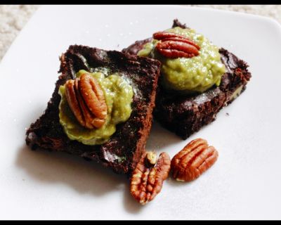 Rezept vom 08.06.2016: Vegane Triple Chocolate Pecan Brownies mit Avocado Frosting