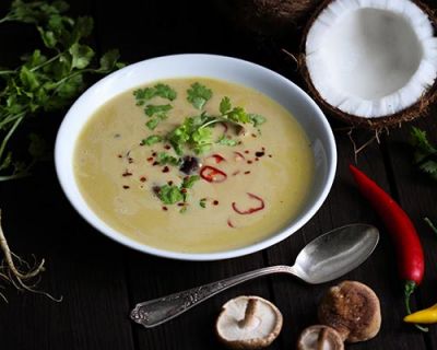 Scharfe Kokos-Curry-Suppe mit Koriander