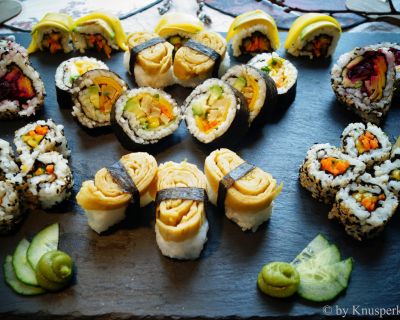 Vegane Tamago Inari und California Rolls mit knackigem Gemüse und Spicy-Mango-Füllung oder Rote Beete-Kaviar