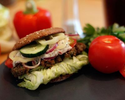 Linsen-Burger mit Radieschen-Remoulade