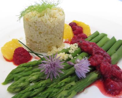 Pfirsich-Couscous mit grünem Spargel und Himbeerketchup