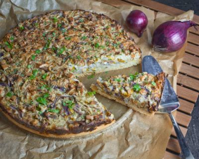 Zwiebel-Lauch-Kuchen mit Cashew-Creme