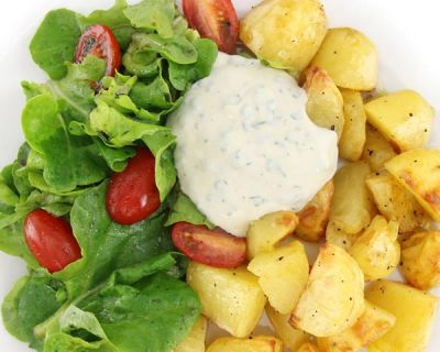 Ofenkartoffeln mit veganem Kräuterquark und Salat