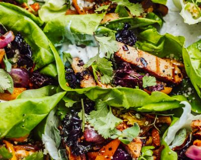 Schnelle, vegane Salatblätter-Wraps mit spicy Tofu-Paprika-Füllung