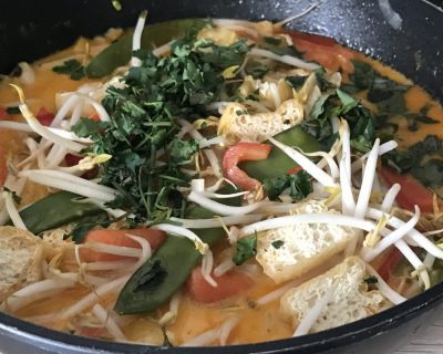 Schnelles Thaicurry mit Gemüse und fritiertem Tofu