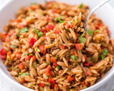 Einfacher Kritharaki-Salat mit veganem Hackfleisch
