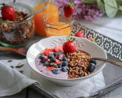 Leas Lieblings-Granola mit Açai-Joghurt und Früchten