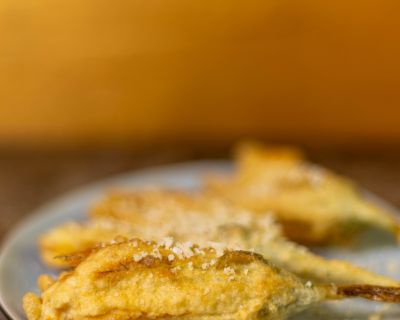 Frittierte Zucchiniblüten – Sommersnack im veganen Teigmantel