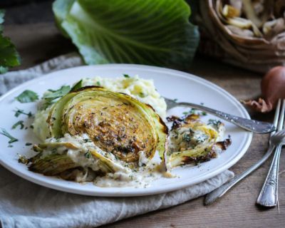 Ofen-Weißkohl mit Zwiebelbechamel & Kartoffelpüree
